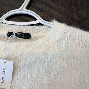 New with tags size small Opal and Onyx white crew neck sweater